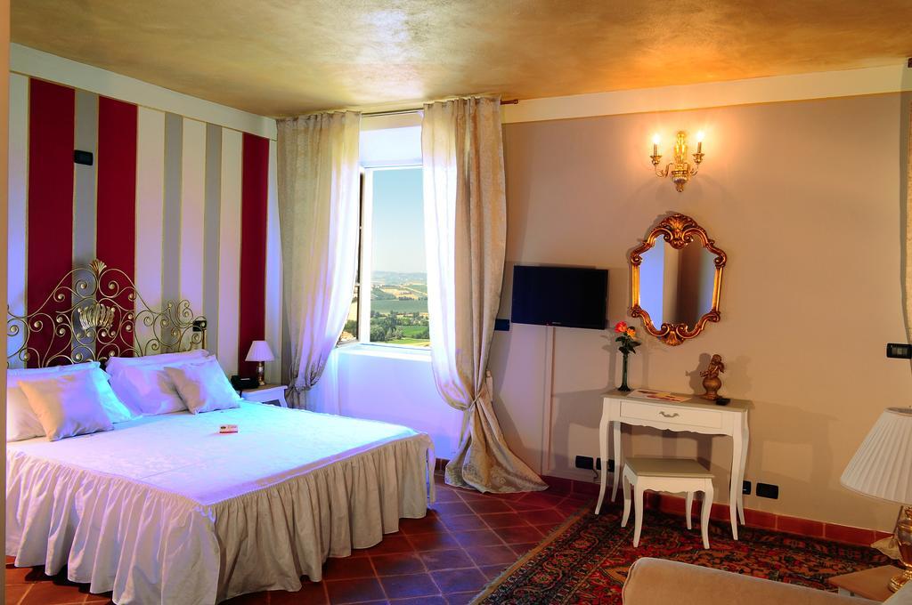 La Foresteria Del Castello - Wellness Hotel In Dimora Storica Castell'Alfero Room photo